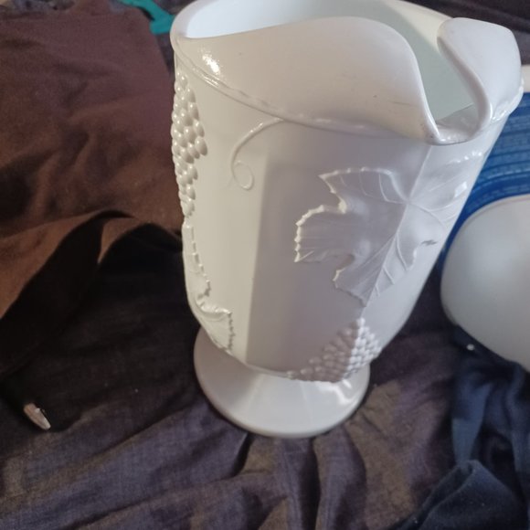 Milk glass - Picture 2 of 3